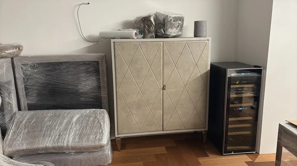 Umzug in einer Altbauwohnung in Wien – Kartons und Möbel beim Tragen