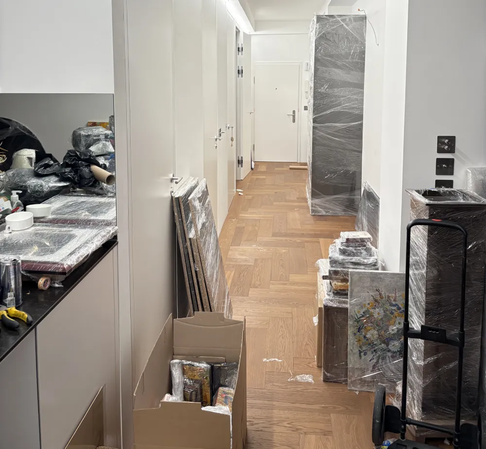 Umzug in Wien – Möbel und Kartons, die den Aufwand eines Umzugs zeigen